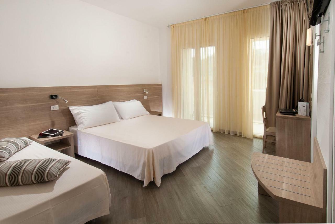 Hotel Atlantic & Spa Gabicce Mare Exteriör bild